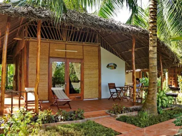 LÝ DO VÌ SAO NÊN LỢP MÁI TRANH, LÁ DỪA, LÁ CỌ NHÂN TẠO