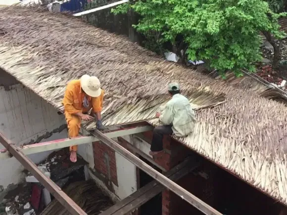 Hướng dẫn cách lợp nhà bằng lá dừa nước đơn giản đúc rút từ kinh nghiệm của ông cha bao đời