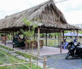 bằng cách di chuyển một vật chỉ thị