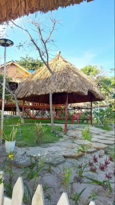bằng cách di chuyển một vật chỉ thị